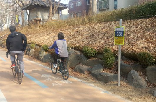 서대문구가 홍제천 자전거길에 설치한 주소정보시설(번호판)