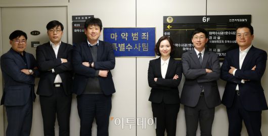 마약범죄 특별수사본부 산하 인천지방검찰청 마약범죄 특별수사팀 팀장을 맡고 있는 김연실(오른쪽 세번째) 강력범죄수사부 부장검사가 11일 인천지검에서 본지와 인터뷰하기에 앞서 팀원들과 한자리에 모였다. 왼쪽부터 김태현 마약수사과장, 나상현 검사, 최진우 검사, 김연실 부장검사, 김한준 검사, 최세윤 검사.