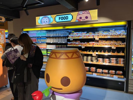 단진 굿즈와 먹거리를 구경한 후 결제하기 위해 방문객들이 줄을 서있다.