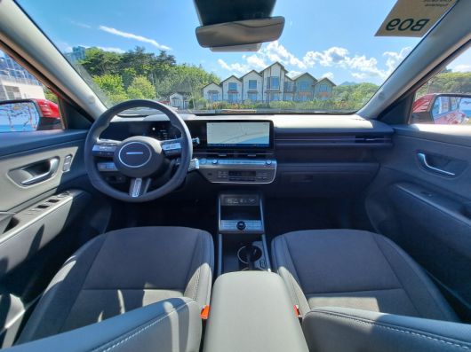 '디 올 뉴 코나 일렉트릭' 1열 디자인. 군더더기 없는 깔끔한 디자인이 인상적이다.