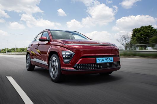 '디 올 뉴 코나 일렉트릭' 주행 사진. 전기차 답게 시원하게 뻗어나가는 주행이 인상적이다.