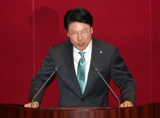 [서울=뉴시스] 고범준 기자 = 국회 과학기술정보방송통신위원장으로 당선된 장제원 국민의힘 의원이 30일 오후 서울 여의도 국회에서 열린 제406회국회(임시회) 제2차 본회의에서 당선 인사를 하고 있다. 2023.05.30. bjko@newsis.com