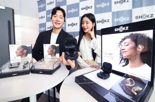프리미엄 이어폰 브랜드 샥즈(SHOKZ)가 5일 서울 강남구 코엑스에서 무선 이어폰 ‘오픈핏(OpenFit)’ 출시행사를 갖고 있다. 공기전도 기술을 탑재한 오픈핏은 귀를 막지 않는 샥즈의 ‘오픈-이어’ 콘셉트를 유지한 이어버드로 들리는 소리에 집중하면서도 주변 상황을 인식할 수 있도록 설계됐으며, 사용자의 귀 형태에 맞춰 밀착되는 인체공학적 핏으로 장시간 착용에도 편안함을 선사한다. 신태현 기자 holjjak@