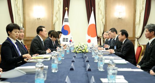 북대서양조약기구(NATO·나토) 정상회의 참석차 리투아니아를 방문 중인 윤석열 대통령이 12일 빌뉴스 한 호텔에서 기시다 후미오 일본 총리와 한일 정상회담을 하고 있다.