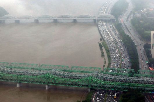 중부지방에 집중호우가 계속된 14일 서울 여의도 63아트 전망대에서 바라본 한강에 흙탕물이 흐르고 있다. (신태현 기자 holjjak@)