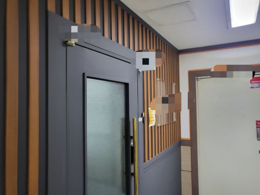 와이엔테크놀로지스 등기에 표기된 사무실. 다른 업체의 상호가 간판으로 올라와 있다.