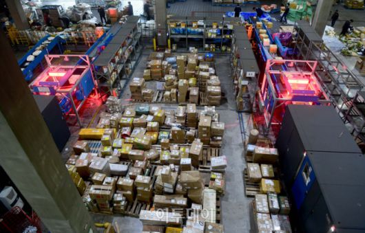 지난해 광군제-블랙프라이데이 앞두고 분주한 인천세관 특송물류센터.