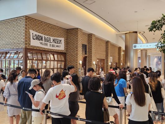 7일 오전 서울 송파구 롯데월드몰 1층 런던베이글뮤지엄 매장 앞에 대기줄이 늘어서 있다.