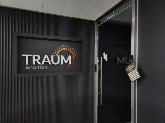 7월 6일 서울 강서구에 위치한 트라움인포테크 사무실이 닫혀있다. 사무실에는 내용 증명을 수령하라는 우편물 도착안내서와 광고지가 붙어있다.