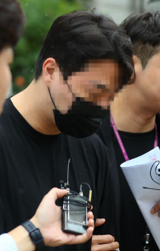 강남 롤스로이스남(男) 피의자 신모 씨가 11일 서울 서초동 서울중앙지방법원에서 열린 특정범죄 가중처벌 등에 관한 법률 위반(위험운전치상) 혐의와 관련한 구속 전 피의자 심문(영장실질심사)을 마친 후 호송차로 이동하고 있다.