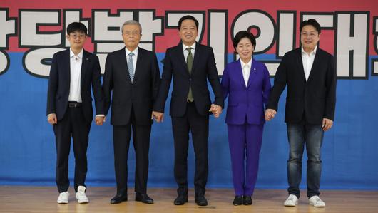 [서울=뉴시스] 김금보 기자 = 김창인(왼쪽부터) 청년정의당 대표, 김종인 전 국민의힘 비상대책위원장, 금태섭 새로운선택 중앙당창당준비위원회 대표, 양향자 한국의희망 대표, 양향자 한국의희망 대표, 조성주 정의당 '세번째권력' 공동대표가 19일 오후 서울 영등포구 하이서울유스호스텔에서 열린 '새로운선택' 창당 발기인 대회에서 기념촬영을 하고 있다. 2023.09.19. kgb@newsis.com