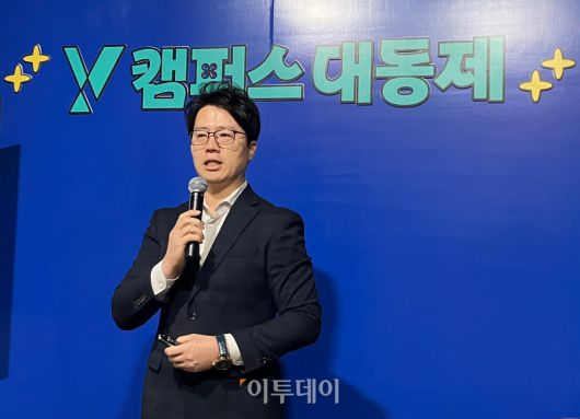 KT 세그(seg)마케팅 담당 김은상 상무가 6일 Y캠퍼스 대동제에서 팝업스토어에 대해 설명하고 있다.