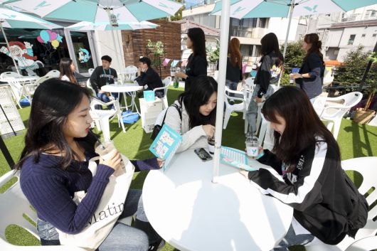 6일 KT Y캠퍼스 대동제에서 Y 퓨처리스트 대학생들이 와캠 주점을 즐기고 있다.