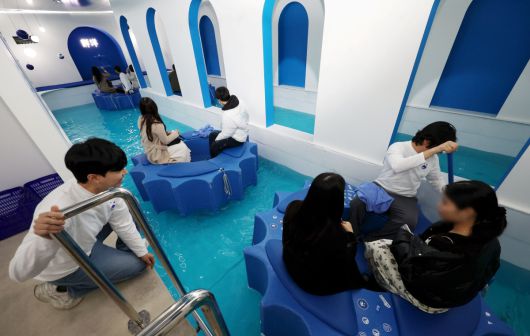 20일 서울 성동구 ‘플롭 선양’ 팝업스토어를 찾은 시민들이 팝업스토어 내 공간을 체험하고 있다. (뉴시스)