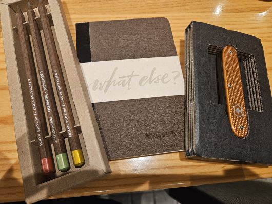 네스프레소가 캡슐 재활용을 통해 만든 연필, 노트, 맥가이버칼(왼쪽부터).