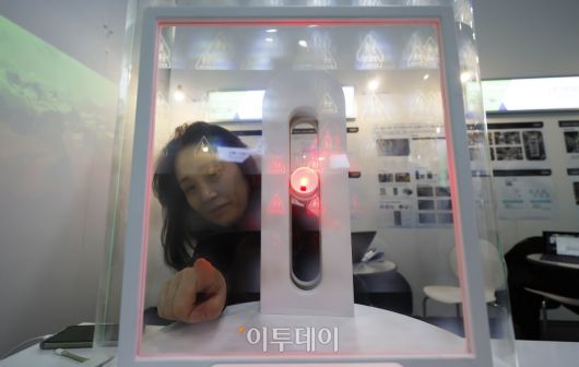 6일 서울 강남구 코엑스에서 열린 '2023 대한민국 산업기술 R&D 대전'에서 관람객이 공간 홀로그램 기술을 살펴보고 있다. 조현호 기자 hyunho@