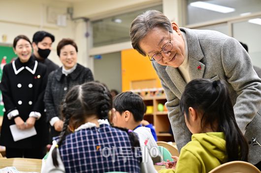 이재명 더불어민주당 대표가 6일 서울 강서구 방화초에서 '온동네 초등돌봄' 현장간담회에 앞서 돌봄교실을 둘러보고 있다.국회사진취재단