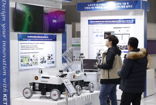 6일 서울 강남구 코엑스에서 열린 '2023 대한민국 산업기술 R&D 대전'에서 관람객들이 전시를 살펴보고 있다. 조현호 기자 hyunho@