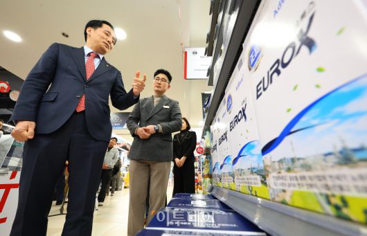 요소수 관련 현장 점검에 나선 장영진 산업통상자원부 제1차관이 6일 오후 서울 송파구 롯데마트 월드타워점에서 박석재 점장의 설명을 들으며 진열된 상품을 살펴보고 있다. 조현호 기자 hyunho@