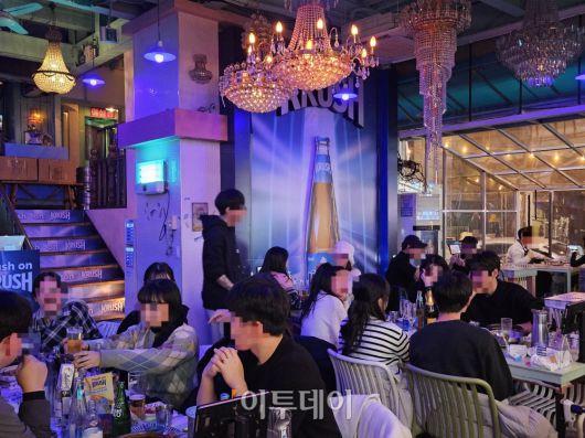 5일 오후 8시 기자가 방문한 서울 마포구 홍대 인근 롯데칠성음료 크러시 플래그십 매장에 손님들이 가득 차 있다.