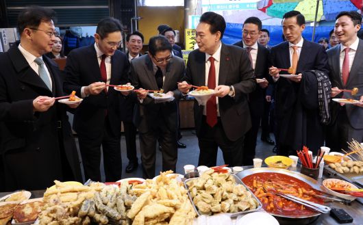 윤석열 대통령이 6일 부산 중구 깡통시장에서 이재용 삼성전자 회장 등 기업 총수들과 떡볶이 등 분식을 시식하고 있다. 왼쪽부터 최재원 SK 수석부회장, 이재용 삼성전자 회장, 조현준 효성그룹 회장, 윤 대통령, 구광모 LG그룹 회장, 김동관 한화그룹 부회장, 정기선 HD현대 부회장. (연합뉴스)