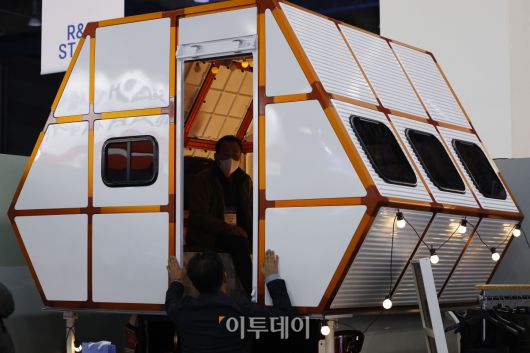 6일 서울 강남구 코엑스에서 열린 '2023 대한민국 산업기술 R&D 대전'에서 관람객들이 모듈형 캠핑카를 살펴보고 있다. 조현호 기자 hyunho@
