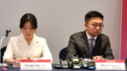 레이 장 알리익스프레스 한국 대표(오른쪽)와 한송이 알리익스프레스 한국 마케팅 총괄이 6일 서울 중구 소공동 롯데호텔에서 열린 기자간담회에서 질의응답을 하고 있다.