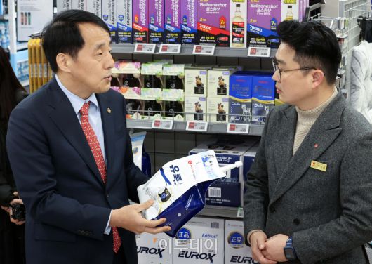 요소수 관련 현장 점검에 나선 장영진 산업통상자원부 제1차관이 6일 오후 서울 송파구 롯데마트 월드타워점에서 박석재 점장의 설명을 들으며 진열된 상품을 살펴보고 있다. 조현호 기자 hyunho@