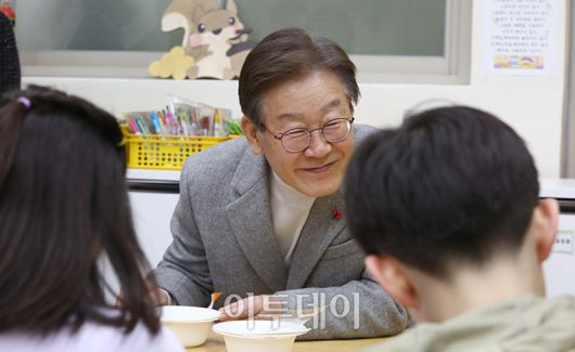 이재명 더불어민주당 대표가 6일 서울 강서구 방화초에서 '온동네 초등돌봄' 현장간담회에 앞서 돌봄교실을 둘러보고 있다. 국회사진취재단