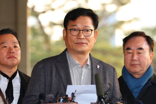 더불어민주당 전당대회 돈 봉투 살포 의혹의 ‘정점’으로 지목된 송영길 전 대표가 8일 오전 검찰 조사를 받기 위해 서울 서초구 서울중앙지검에 출석하며 취재진 질문에 답하고 있다.