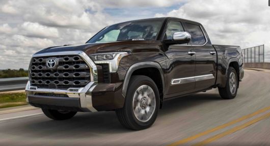 북미 픽업트럭 시장을 겨냥해 도요타가 만든 풀사이즈 모델 툰드라.