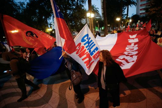칠레 산티아고 북서부의 발파라이소 주민이 17일(현지시간) 군부 독재자 아구스토 피노체트 시절 제정된 헌법 대체 여부를 묻는 국민투표 부결을 자축하며 거리를 행진하고 있다. 발파라이소(칠레)/로이터연합뉴스