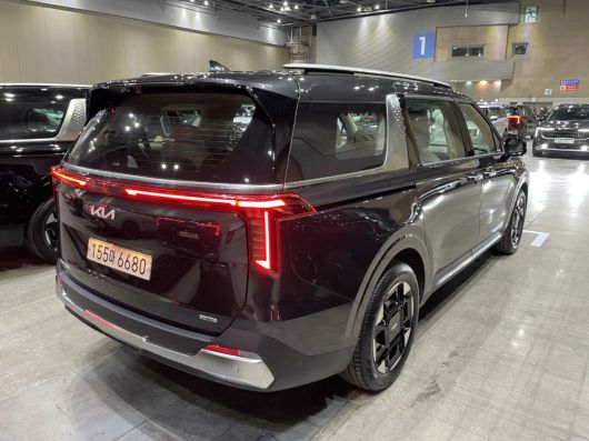 '더 뉴 카니발' 후측면. 전면부와 통일감을 위한 수직형 리어램프를 적용했다.