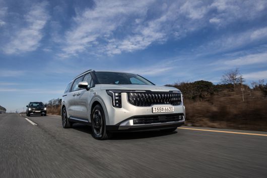 '더 뉴 카니발' 주행 이미지. 큰 덩치에도 안정적인 주행감이 일품이다.