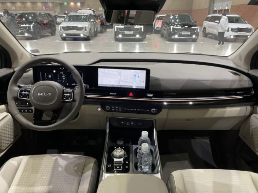 '더 뉴 카니발' 1열 디자인. 디스플레이와 조작 버튼이 운전자를 향해 살짝 틀어 조작성을 높였다.