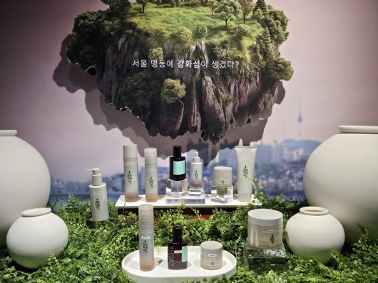 4일 미샤 아일랜드 팝업에 마련된 개똥쑥 라인 화장품.