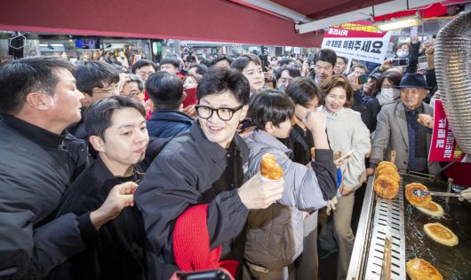 한동훈 국민의힘 비상대책위원장이 2일 오후 경기도 구리시 구리전통시장을 방문해 상인과 대화하고 있다.
