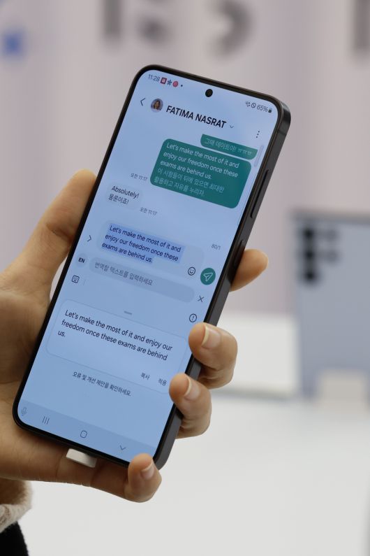 18일 서울 서초구 삼성 강남에서 방문객들이 삼성전자의 신제품 갤럭시S24 시리즈를 살펴보고 있다. 삼성전자는 17일(현지시간) 오전 미 캘리포니아주 새너제이 SAP 센터에서 열린 '갤럭시 언팩 2024'에서 갤럭시 S24 시리즈를 공개했다. 이번 신제품은 '갤럭시 S24 울트라', '갤럭시 S24+', '갤럭시 S24' 총 3개 모델로 출시됐다. 19일부터 25일까지 사전 판매를 진행하며 31일 정식 출시한다. 조현호 기자 hyunho@