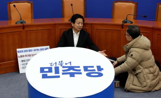 노웅래 더불어민주당 의원이 23일 서울 여의도 국회 민주당 당대표실에서 당의 컷오프(공천배제) 결정에 항의하며 이틀째 단식농성을 하고 있다. 신태현 기자 holjjak@