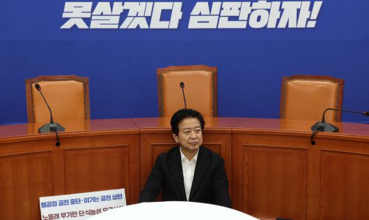 노웅래 더불어민주당 의원이 23일 서울 여의도 국회 민주당 당대표실에서 당의 컷오프(공천배제) 결정에 항의하며 이틀째 단식농성을 하고 있다. 신태현 기자 holjjak@