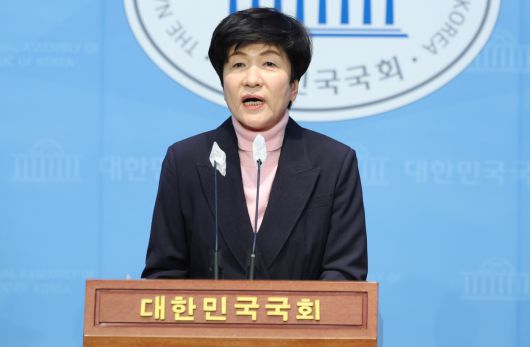 더불어민주당을 탈당한 김영주 국회 부의장이 3일 오후 서울 여의도 국회에서 기자회견을 열고 '채용비리 논란'과 관련 입장을 밝히고 있다.