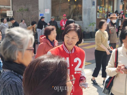 2일 서명옥 국민의힘 강남갑 후보가 논현동 소재 초등학교 하교길에서 학부모들과 만나 얘기를 하고 있다. (김은재 기자. silverash@)