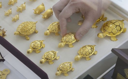 미국 인플레이션 둔화 가능성이 낮을 것으로 전망되면서 금 선물 가격이 사상 처음으로 온스당 2300달러를 돌파했다. 3일(현지시간) 뉴욕상업거래소에서 6월 인도분 금 선물 종가는 전 거래일보다 33.2달러(1.5%) 오른 온스당 2315.0달러를 기록했다. 4일 서울 종로구 한국금거래소에서 직원이 금을 정리하고 있다. (조현호 기자 hyunho@)