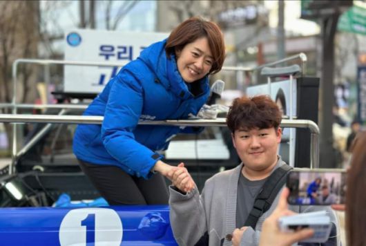 서울 광진을 더불어민주당 고민정 후보가 SUV 개조차량 유세차를 타고 다니며 유권자와 인사를 나누고 있다.