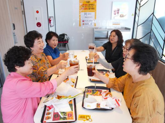 25일 오전 11시 경기도 수원시 팔달구에 있는 맥도날드 수원화성DT점에서  키오스크 현장 실습을 마친 어르신들이 직접 주문한 음식을 즐기고 있다.