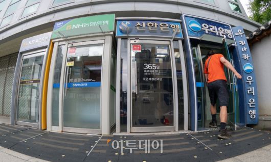 5월 국내은행 원화대출 연체율이 두 달 연속 상승흐름을 이어가고 있다. 금융감독원 16일 발표한 '2024년 5월말 국내은행의 원화대출 연체율 현황'에 따르면 은행 대출 연체율은 0.51%로 전월(0.48%)보다 0.03%포인트 상승했다. 은행 연체율은 2월 0.51%로 4년 9개월만에 최고치를 기록한 뒤 3월 분기 말 상·매각으로 하락했다가 4월 반등한 뒤 두 달째 상승세다. 5월 신규 연체 발생액은 2조7000억원으로 전월(2조6000억원)대비 1000억원 증가했다. 연체채권 정리 규모는 2조원으로 전월대비 5000억원 증가했다. 이날 서울 시내 시중은행의 현금자동입출금기 모습. 조현호 기자 hyunho@