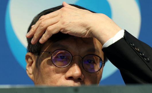 이창용 한국은행 총재가 11일 서울 중구 한국은행에서 열린 통화정책방향 기자간담회에 참석해 머리를 쓸어 넘기고 있다. 2024.07.11. 사진공동취재단