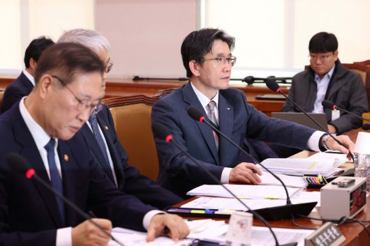 오동운 공수처장이 11일 서울 여의도 국회에서 열린 법제사법위원회의 12·3 비상계엄 사태 관련 현안질의에서 의원 질의에 답하고 있다. 신태현 기자 holjjak@