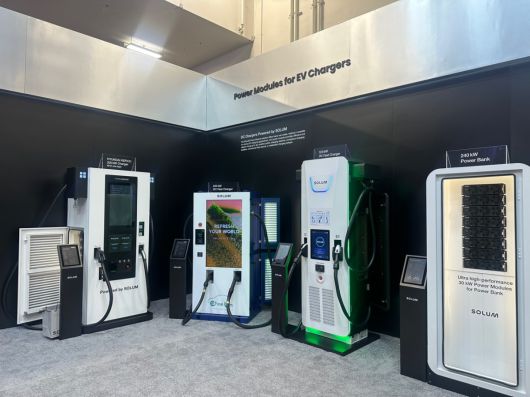 'CES 2025' 솔루엠 전시관에 설치된 전기차 충전기용 파워모듈 모습.