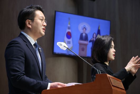 더불어민주당 전용기 의원이 14일 오전 서울 여의도 국회 소통관에서 이날 자신에 대한 제명촉구 결의안이 제출된 것과 관련 입장을 발표하고 있다.